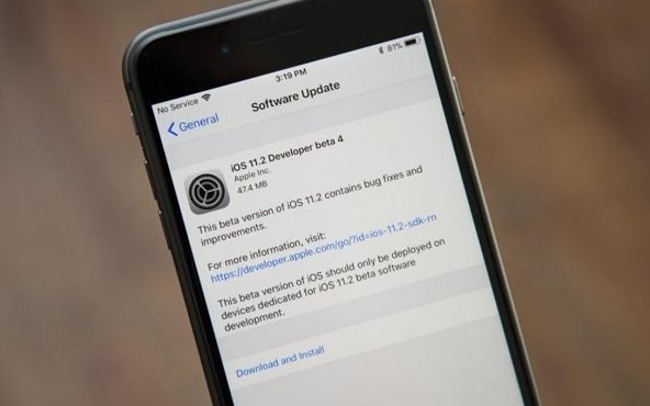 a-sign-petition-with-people-who-wants-to-downgrading-ios_00-696x375